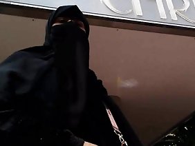 नोबल निप्पल उसके पैरों को फैलाता है और उसकी मुंडा बिल्ली को हस्तमैथुन करता है