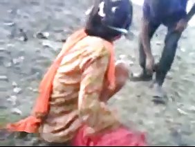 रूसी आदमी रसोई में गड़बड़ गोरा