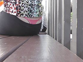 उसकी गीली चूत के निप्पलों में एक बैरल जोर से चिपक गया