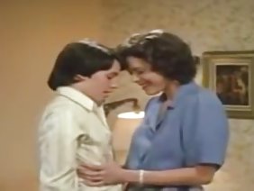 युवा रूसी प्रेमिका उसकी प्यारी बिल्ली में बकवास करती है