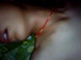 लड़की अपनी अतिरिक्त सुरंग के साथ एक बड़े डिक पर बैठी