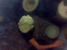 कमबख्त आदमी एक बिल्ली और दूसरे का मुंह fumbles