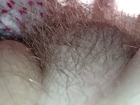 उस आदमी ने एक अनुभवी महिला की चूत को पकड़ लिया