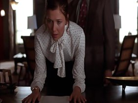 गॉगल्स ने रसोई की मेज पर रूसी फूहड़ गड़बड़ कर दिया।