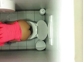 आदमी बिना कंडोम के रसोई में 18 साल की लड़की को चोदता है