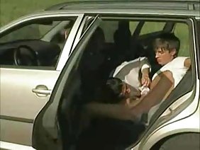 डार्क बालों वाली लड़की एक उल्लेखनीय सक्शन के बाद शीर्ष पर सवारी करती है