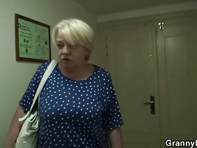 कोयनी के बाद एक सज्जन के साथ तेल में गोरा