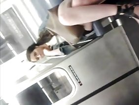 सोफे पर एक युवा लड़की के साथ रूसी बकवास