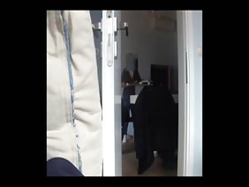 सेक्सी प्यारी उसके पैरों को फैलाती है और उसे बिल्ली दिखाती है