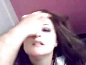 कुतिया गीली चूत में उंगली घुसा देती है