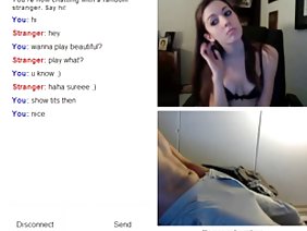 लाल बालों वाली बूढ़ी महिला ने साथी के एक सदस्य पर छलांग लगा दी