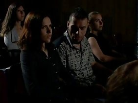 एक रसदार मुर्गा ने अपने प्यारे चेहरे के बारे में एक युवा मालकिन और सहकर्मी का बलात्कार किया है