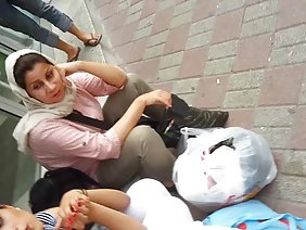 टिनी एक शक्तिशाली सदस्य को चाटता है और इस पर कूदता है