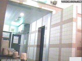 गोरा और श्यामला समलैंगिकों छाती चाटना