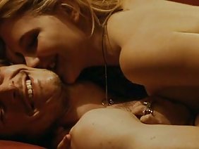 रूसी श्यामला डॉक्टर के पास जांच के लिए आई थी