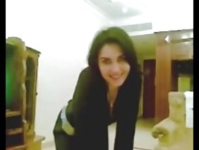 कमशॉट में सो रही लड़की की चूत