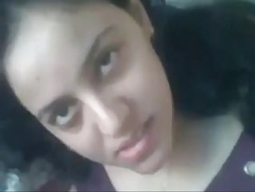 आदमी ने मेज पर दो सुंदरियों को गड़बड़ कर दिया
