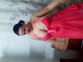 कैमरे पर गोली मारता है कि कैसे उसकी जवान लड़की उसकी मुंडा बिल्ली का हस्तमैथुन करती है