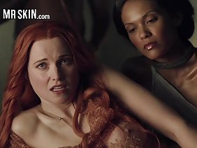 कामुक छोटी पत्नी अपने प्रेमी के साथ आराम करती है