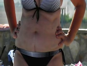 एक सुंदर आकृति वाली लड़की अपने दोस्त पर कूदती है