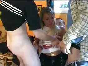 स्त्रीरोग विशेषज्ञ ने पिछवाड़े में युवा लड़की गड़बड़ कर दिया