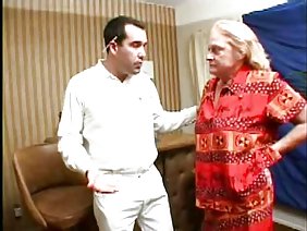 उसने रूसी को राजमार्ग पर उतार दिया और उसे हुड पर गड़बड़ कर दिया