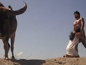 छड़ी के साथ युवा एक परिपक्व माँ से चिपक जाता है