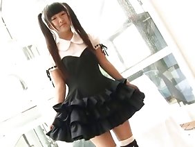 रसोई की मेज पर दोनों छेदों में गंदी गोरी