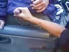 स्टोर के सामने से श्यामला खड़ी हो जाती है