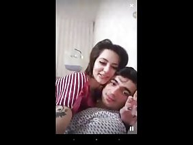 विश्वविद्यालय के रास्ते में, एक वीडियो कैमरा के साथ एक सेक्स पागल द्वारा फूहड़ से मुलाकात की गई थी।