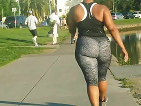 सेक्सी निप्पल उसके दादा के सामने अपने पैर फैला दिए