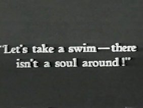 दो लोग छोटे स्तन के साथ एक श्यामला ले गए