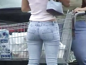 मोज़ा में संचिका एमआईएलए एक युवा मुर्गा पर बैठ गया