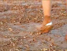 पिता मुंडा योनी में अपने बेटे की कमबख्त पतली प्रेमिका को चोदता है