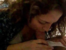 युवा लड़की ने खुद को मेज पर एक दोस्त को दे दिया