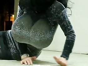 हॉट श्यामला एक संतुष्ट व्यक्ति के सामने हस्तमैथुन करती है