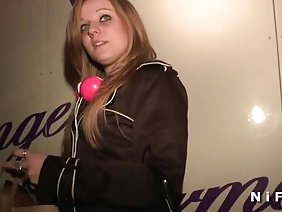 कैंसर के साथ एक भव्य श्यामला हांक दिया