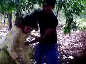 घुंघराले श्यामला कठिन गुदा प्यार करता है