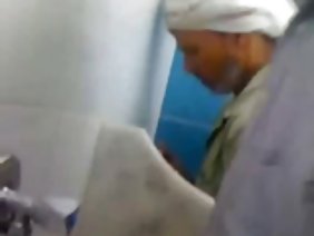 छात्र ने एक मजबूत रिसर के साथ अपने साथी के गुदा का विस्तार किया