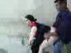 प्यारा चीका एक बड़े कमरे में मसाज मास्टर के एक सदस्य पर कूदता है