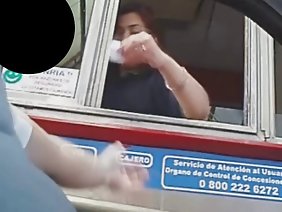 लेटेक्स में एक लड़की से डबल blowjob