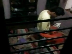 एक खिलौना और फिर डिक के साथ उसकी योनि गड़बड़