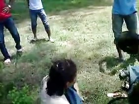 सेक्सी महिला एक बड़े लिंग के साथ एक आदमी पर चढ़ गई