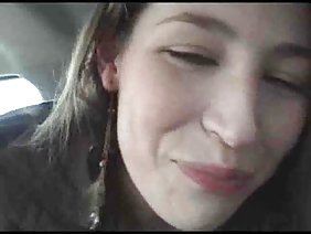 रूसी में, उसने अपनी कार के हुड पर सभी स्थानों पर चिक को फाड़ दिया