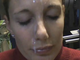 कॉलिंग आउटफिट में फूहड़ ग्राहक के धड़ पर कूदता है और चेहरे पर सह जाता है