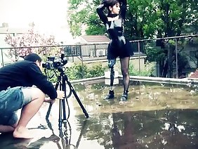 उस आदमी ने सभी छेदों में दो फूहड़ को गिरा दिया और उनमें से एक को शुक्राणु से भर दिया