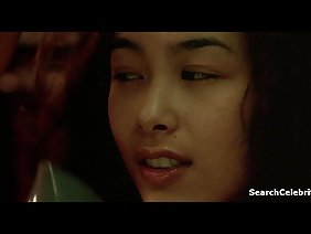 खूबसूरत एशियाई ने कैमरे के सामने एक मोटा मुर्गा चूसा