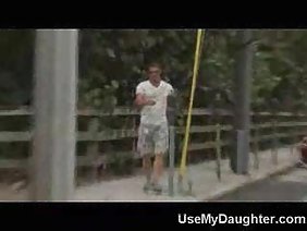 शिशुओं ने एक दूसरे के साथ पट्टी और सेक्स खेला