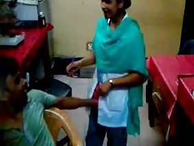 एक बड़ा मुर्गा मुंडा बिल्ली सुनहरे बालों वाली