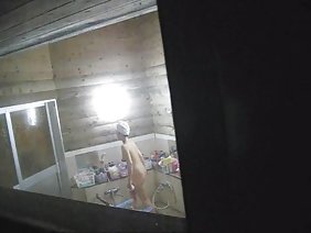 पुस्तकालय में सोफे पर कमबख्त युवा युगल